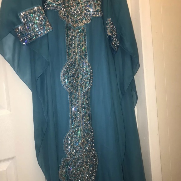 Modest dress - Picture 2 of 5